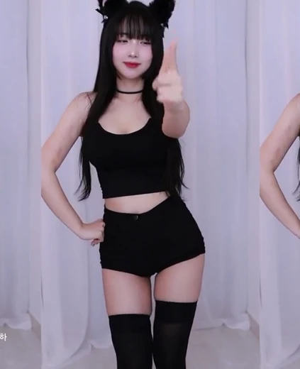 꽁주 야벅지 발바닥 핑크젤리 보여주는 검정 끈나시 가슴골