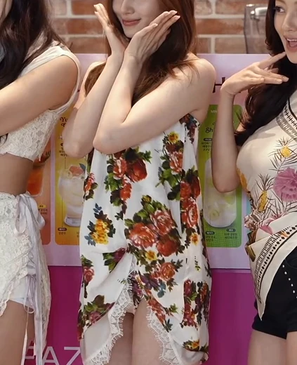 트와이스 사나 야벅지 어제 꽃무늬 팬티(?) 노출은 실수였다는 Y존