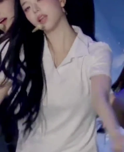 트리플에스 김채연 가슴 봉긋 순백색 묵직한 카라티 출렁이는 무빙