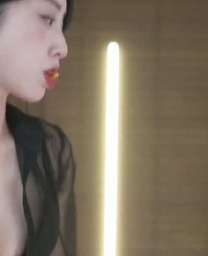 네린 엉덩이 요즘 떠오르는 엉퀸 검정 핫팬츠 뒷태