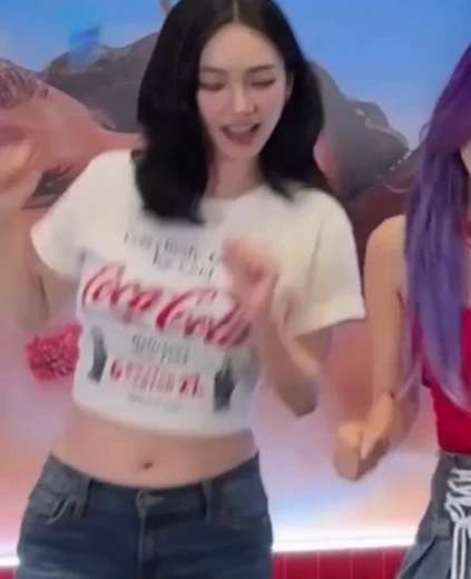 카리나 배꼽 코카콜라 월드컵 응원단 흰 크롭티 청바지 묵직한 무빙