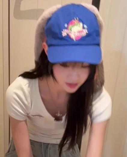 트리플에스 린 가슴골 린 라방 중 숙이다가 V넥 흰티 명치까지 노출