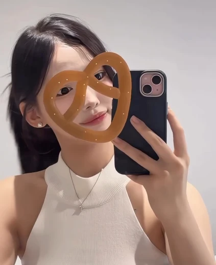 치어리더 이소민 가슴 봉긋 사복 흰나시 셀카 미모자랑