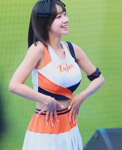 치어리더 우수한 허벅지 묵직한 가슴 출렁임