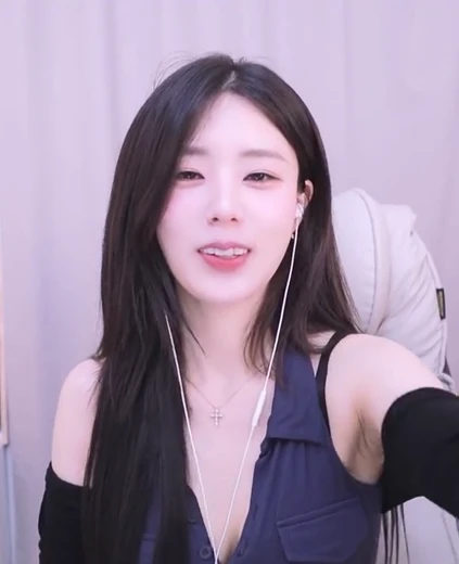 오조은 가슴골 벌려서 증명하는 야 이게 어떻게 A컵이야?