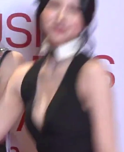 미나 가슴골 깊게 파인 블랙드레스 벌어진 틈새 노출