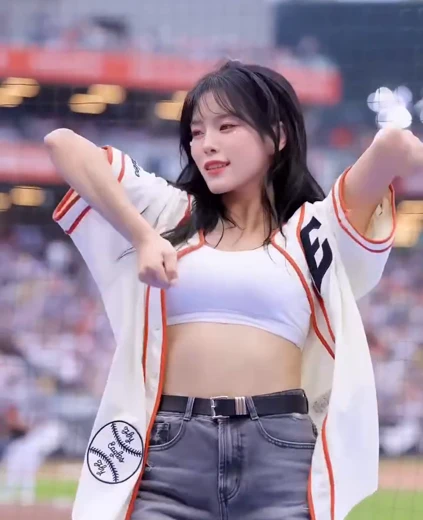 치어리더 유진경 허벅지 화이트 브라탑 몸매라인