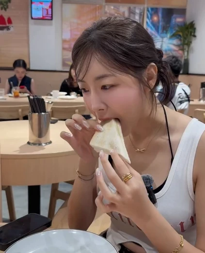 치어리더 안지현 윗슴골 샌드위치 먹방 흰나시