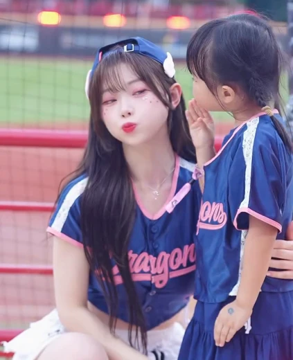 치어리더 김나연 허벅지 볼 뽀뽀 받는 꼬마가 부러운 귀여운 미모
