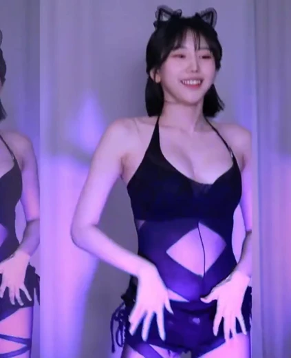 유치땅 알가슴골 검정 모니키니 의상 입고 엉큰녀