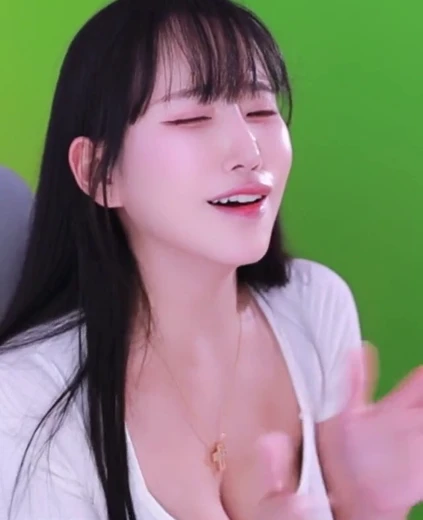 하리미 가슴골 흰 V넥 단추 다 풀고 마구 튕기는 바운스