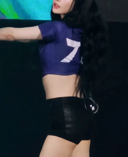 에스파 닝닝 꿀벅지 브라컵 은근히 비치는 남색 크롭티 복부
