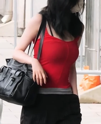 카리나 가슴 검정 브라끈 삐져나온 빨간 나시 입고 뮤뱅 출근