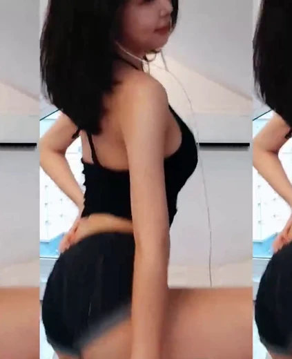 박하악 허벅지 검정 끈나시 청핫팬츠 다리 한쪽 올리고 엉덩이 털기
