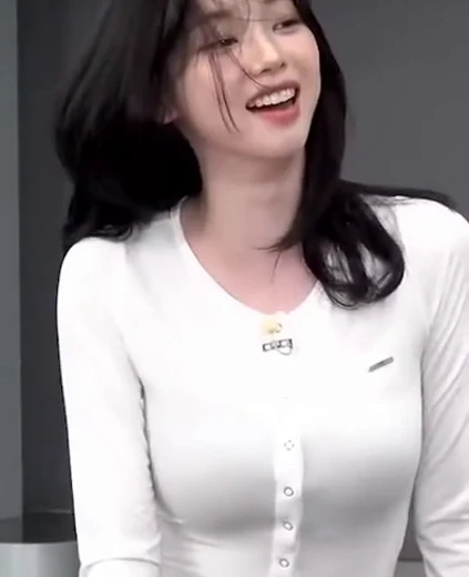 카리나 가슴 자컨 속 튜브탑 브라 비치는 흰 모노키니 의상