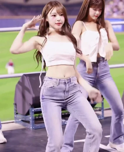 치어리더 신서윤 야꼽 흰 크롭 끈나시 청바지 몸매라인
