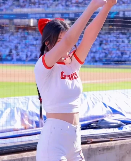 치어리더 박예빈 허벅지 핫팬츠 봉긋 흰티