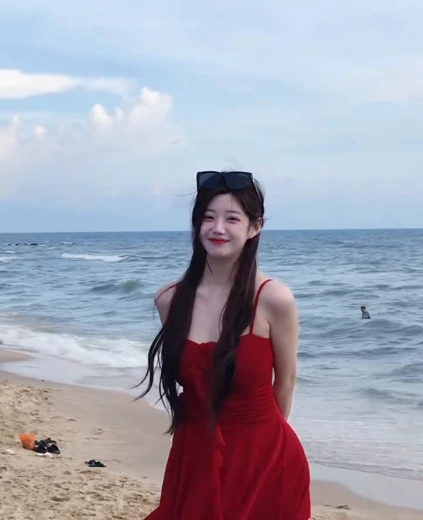 치어리더 강지은 윗슴골 해변에서 빨간 끈나시 몸매