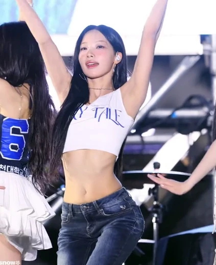 리센느 원이 배꼽 흰 원오프숄더 청바지 잘록한 개미허리
