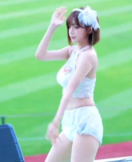치어리더 이주은 허벅지 공연 투명 브라 끈이 터져버린 뒤태