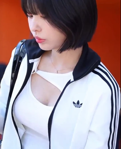 치어리더 천소윤 가슴골 출근길 팬서비스 셀카