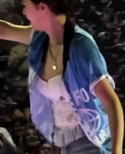 정연 가슴골 하늘색 유니폼 오픈한 흰 란제리 청핫팬츠