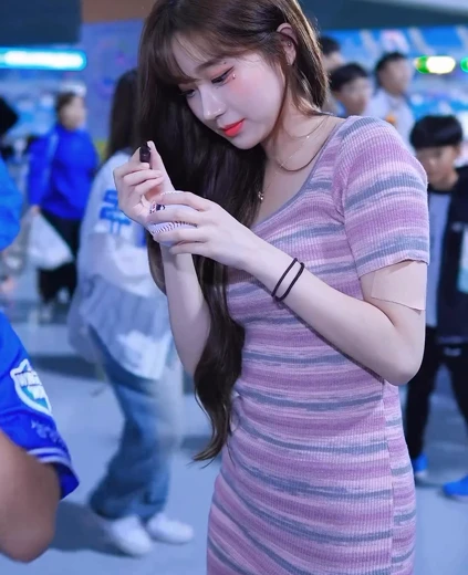 치어리더 이주은 허벅지 팬들에게 싸인해주는 사복 미시룩 원피스