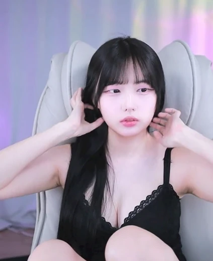 나무늘봉순 가슴골 검정 레이스 슬립 입은 뽀얀 노출 레전드
