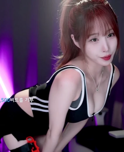 한갱 알가슴골 검정 삼선 모노키니 수영복 입고 숙이는 노출