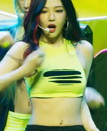 에스파 닝닝 배꼽 찢어진 형광색 탱크탑 시원한 겨드랑이 복부