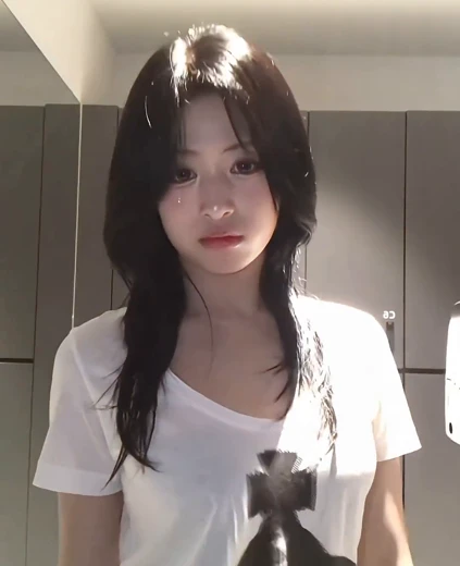베이비몬스터 아현 가슴골 사물함 문 여는 흰티 숙이며 가슴골 살짝
