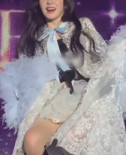 아이린 허벅지 뭔가 불편해보이는 화이트 프릴치마 쩍벌 각선미