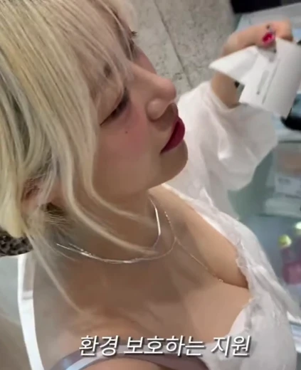 지지원 가슴골 자컨 카메라 각도가 옳게 된 크로슴백