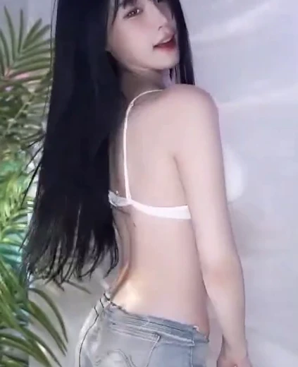 한갱 엉벅지 흰 끈나시 팬티급 핫팬츠 입고 알가슴골 보여주는 뒤태