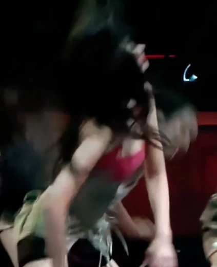 있지 리아 야벅지 핑크 그라디에이션 란제리룩 숙이며 몽글한 가슴골
