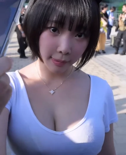 강인경 가슴골 진짜 프로 팬서비스 수준 흰티