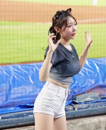 치어리더 한지은 가슴 봉긋 크롭티 흰반바지