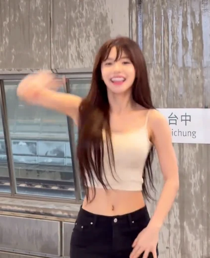 치어리더 이다혜 배꼽  크롭 흰나시 허리라인