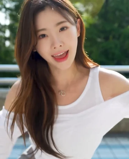 치어리더 김나연 야벅지 사복 흰티속 흰나시 회색치마