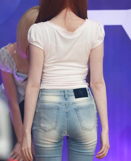 이안 엉덩이 보이는 라디오 팬티라인 은근히 비치는 스키니진 뒤태