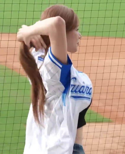 치어리더 이호정 가슴골 대만에 간 유니폼속 블랙 끈나시