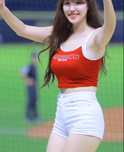 치어리더 김도아 꿀벅지 팬들에게 인사하며 퇴장 가슴 드리블 서비스