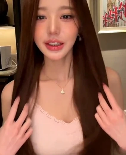 장원영 윗슴골 흰 레이스 나시 검정 브라끈 살짝 페로몬