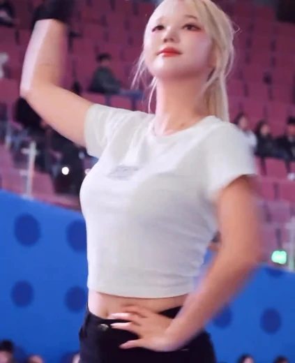 치어리더 이진 야꼽 아래가 들리는 흰 크롭티
