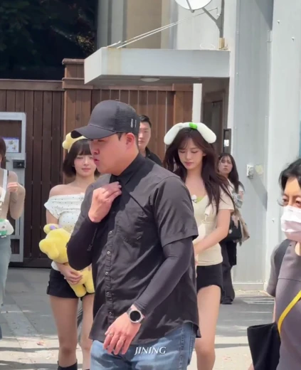 아이브 유진 허벅지 에버랜드 놀러 간 찢어진 검정핫팬츠