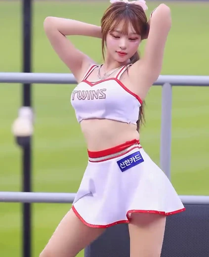 치어리더 신서윤 야벅지 머리 잡으면서 겨드랑이 활짝