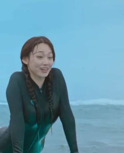 강미나 묵직한 가슴 서핑 배우는 검정색 래쉬가드