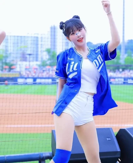 치어리더 천소윤 꿀벅지 뿌까 머리 흰티 흰반바지 골반무빙