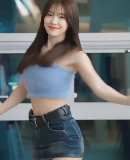 치어리더 이다혜 엉벅지 앙고라 털 크롭 나시 청치마