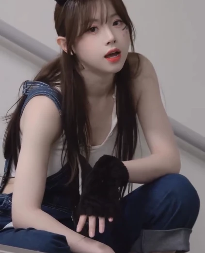 치어리더 김나연 가슴골 불량하게 앉은 자세 하지만 귀여운 머리띠